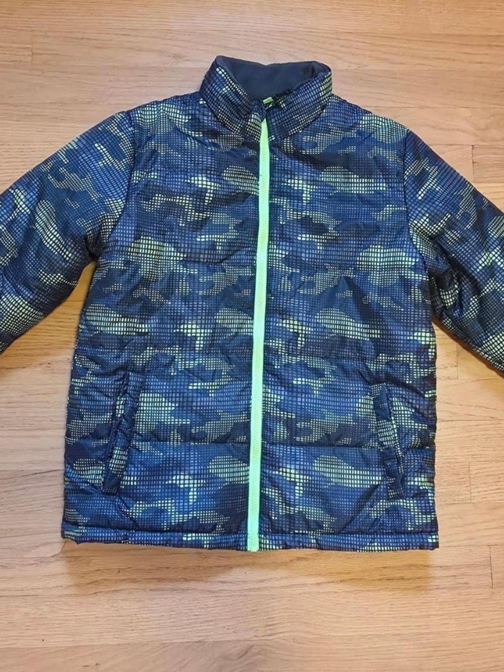 Swiss Tech Kids Camo Puffer Jacket with Neon Green Zip Size XL